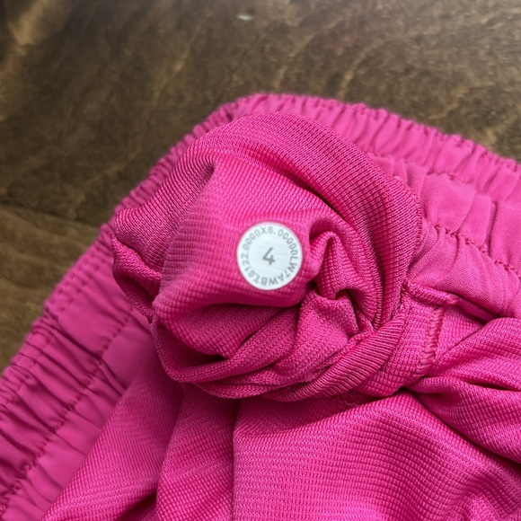 Size 4 sonic pink lululemon hotty hots, 4 inch low rise - Picture 3 of 3